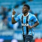 Amuzu comemora gol pelo Grêmio no jogo contra o Bragantino, pelo Brasileirão 2025