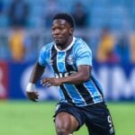 Amuzu disputando a bola em jogo do Grêmio contra o Godoy Cruz na Arena pela Sul-Americana 2025
