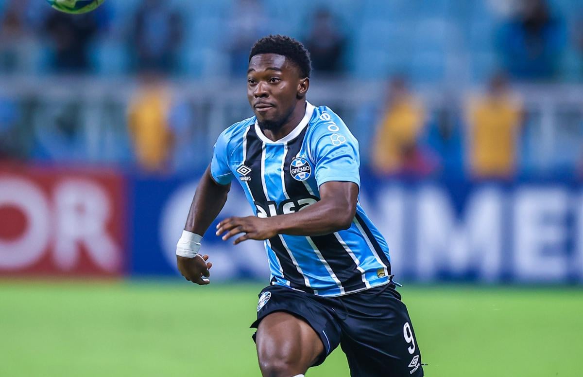 Esposa faz post após boatos envolvendo atacante do Grêmio
