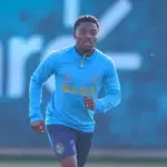 Amuzu em treinamento do Grêmio