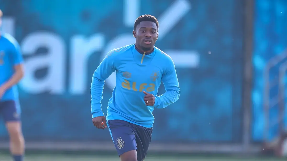 Amuzu em treinamento do Grêmio