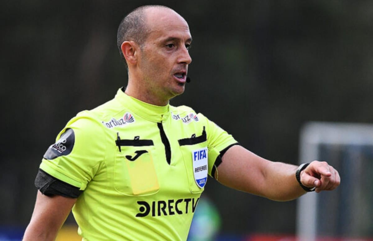 Árbitro José Burgos em jogo do Campeonato Uruguaio