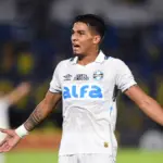 Arezo, atacante do Grêmio, em jogo contra o Sportivo Luqueno