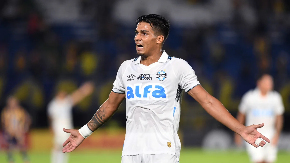 Arezo, atacante do Grêmio, em jogo contra o Sportivo Luqueno