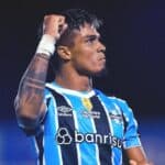 Arezo comemora gol pelo Grêmio