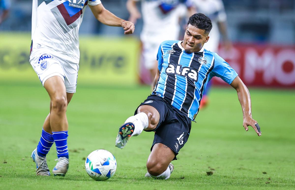 Arezo disputando a bola em jogo do Grêmio contra o Godoy Cruz na Arena pela Sul-Americana 2025