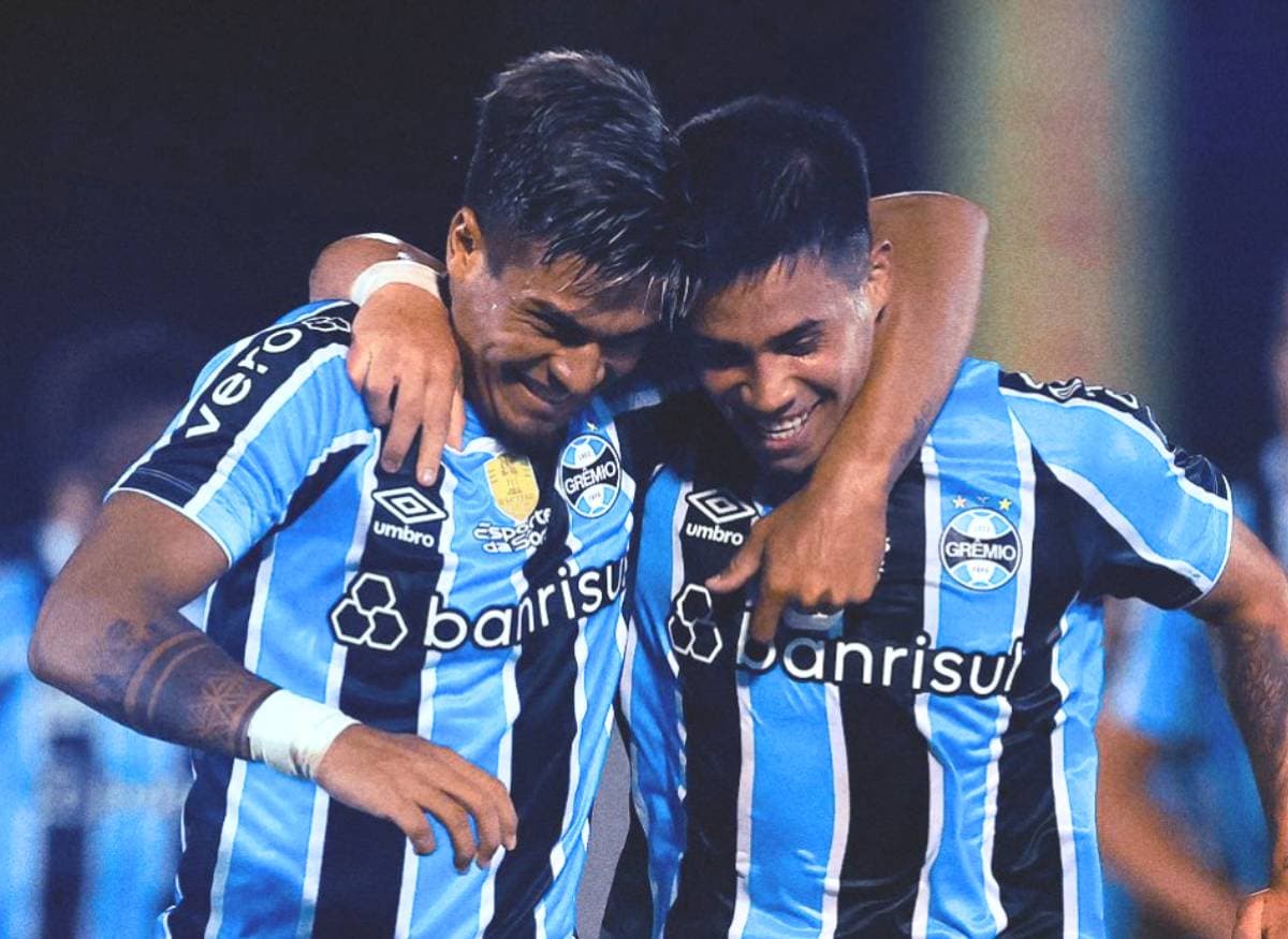 Arezo e Aravena comemoram gol do Grêmio