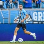 Atacante Alysson em lance de jogo do Grêmio contra o Santos, pelo Brasileirão 2025, na Arena