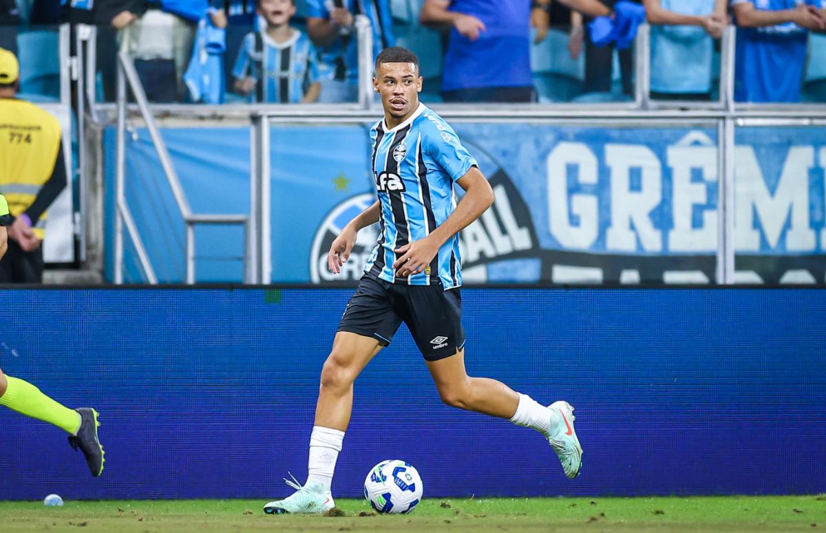 Atacante Alysson em lance de jogo do Grêmio contra o Santos, pelo Brasileirão 2025, na Arena