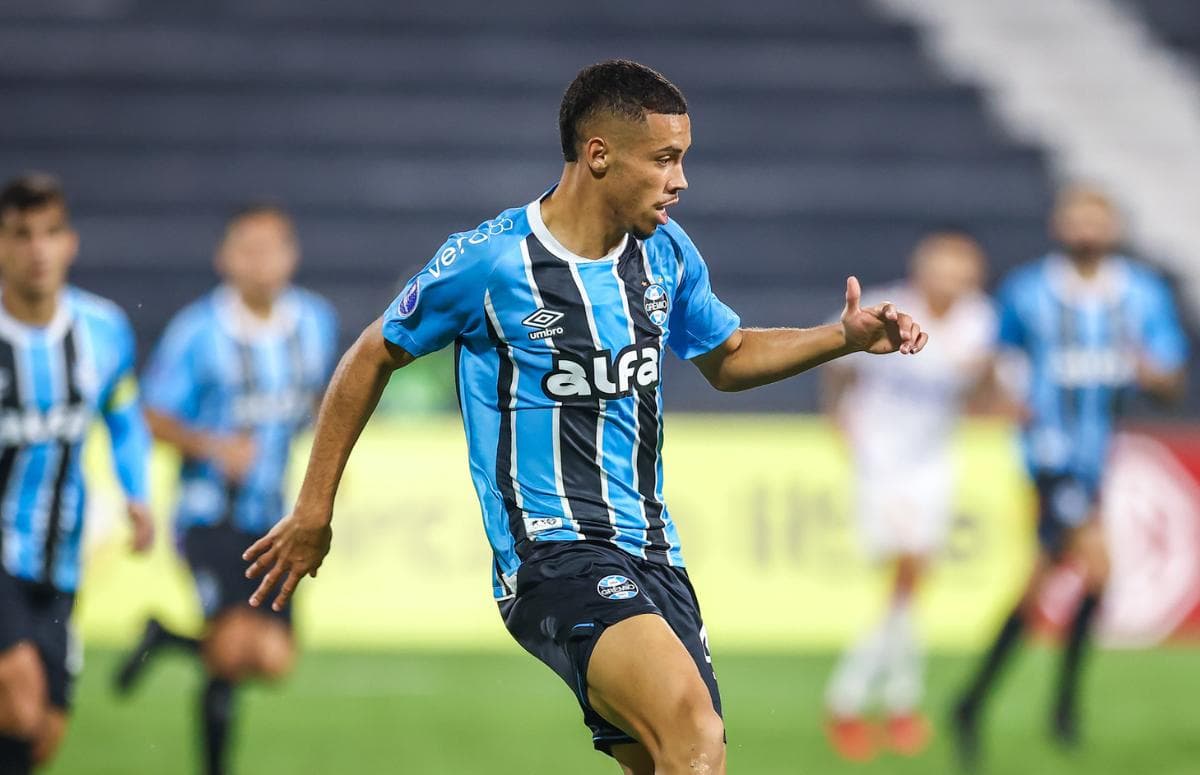 Atacante Alysson em lance do jogo do Grêmio contra o Atlético Grau, no Peru, pela Copa Sul-Americana 2025