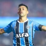 Atacante Aravena comemorando gol do Grêmio contra o São Paulo, no Morumbi, pelo Brasileirão 2025