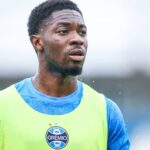 Atacante Francis Amuzu participando de treinamento do Grêmio no CT Luiz Carvalho, em 2025