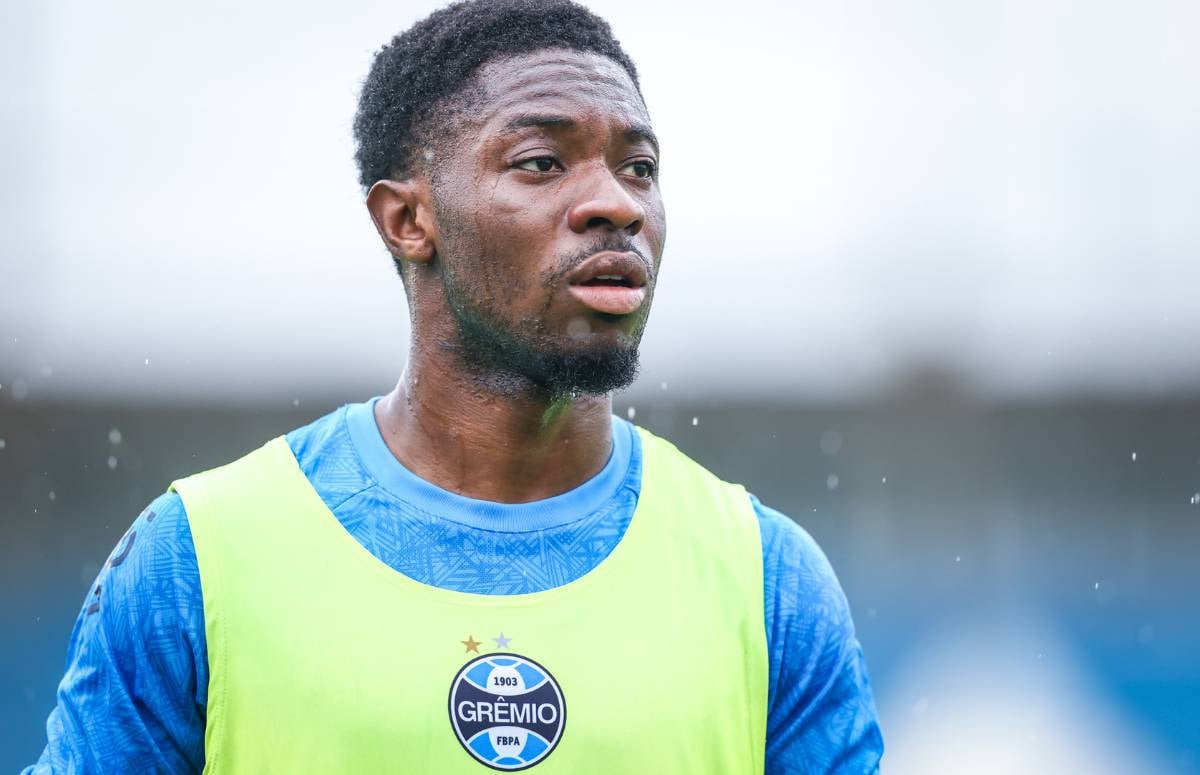 Atacante Francis Amuzu participando de treinamento do Grêmio no CT Luiz Carvalho, em 2025