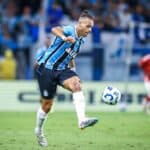Centroavante Braithwaite em lance de jogo do Grêmio contra o Internacional, na Arena, pelo Brasileirão 2025