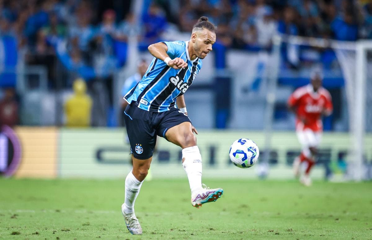 Centroavante Braithwaite em lance de jogo do Grêmio contra o Internacional, na Arena, pelo Brasileirão 2025