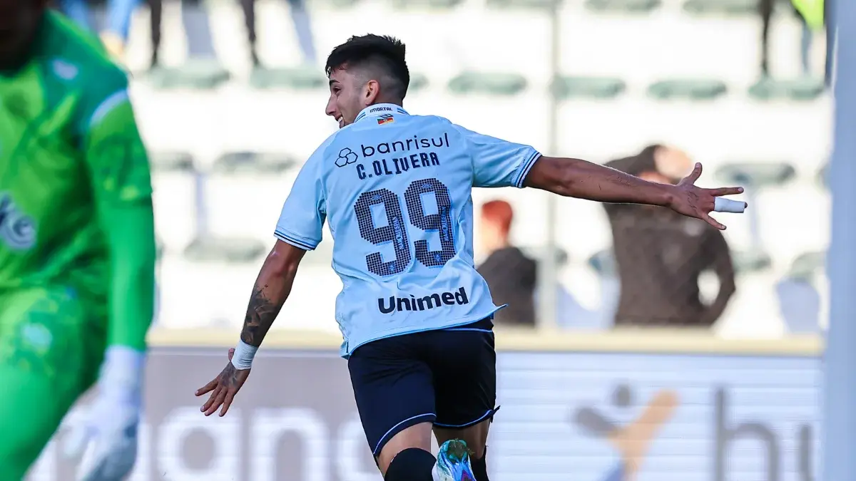Atacante Cristian Olivera, do Grêmio, comemorando gol do Grêmio