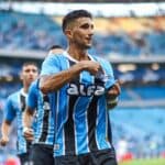 Cristian Olivera comemora gol apontando para escudo na camisa do Grêmio
