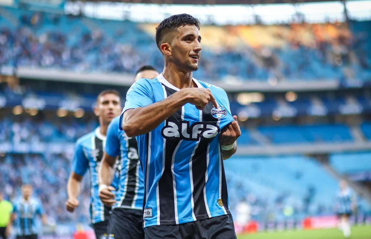 Cristian Olivera comemora gol apontando para escudo na camisa do Grêmio