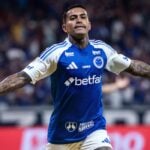 Atacante Dudu, alvo do Grêmio, comemorando gol pelo Cruzeiro no jogo contra o Mirassol, pelo Brasileirão 2025