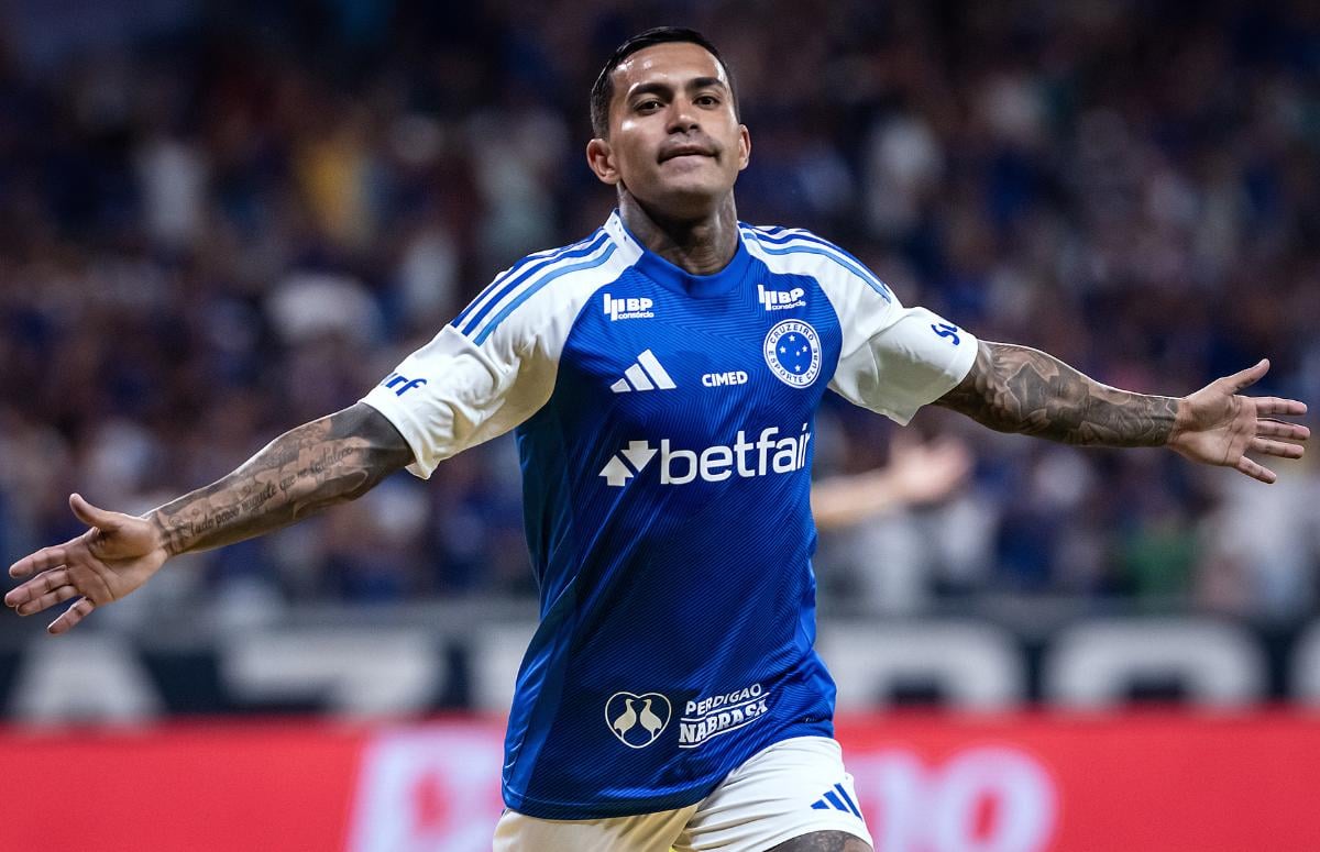 Atacante Dudu, alvo do Grêmio, comemorando gol pelo Cruzeiro no jogo contra o Mirassol, pelo Brasileirão 2025