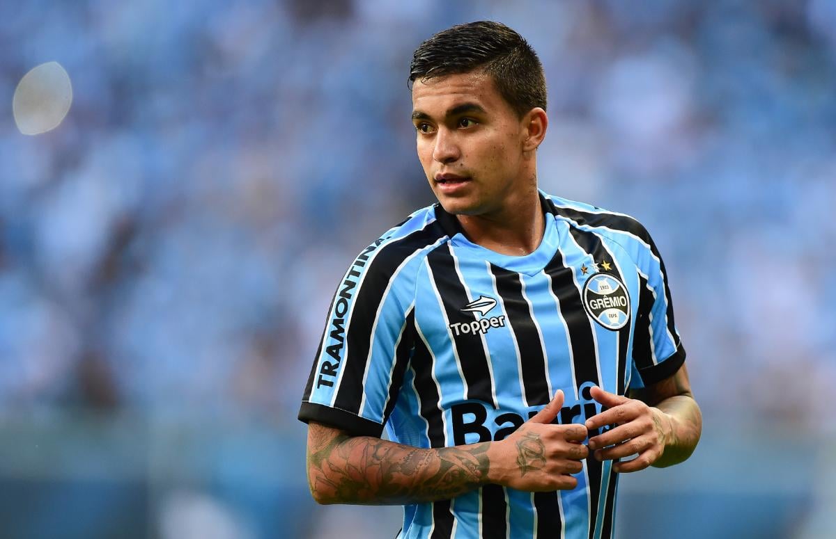 Atacante Dudu em jogo do Grêmio na temporada de 2014