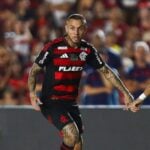 Atacante Everton Cebolinha em lance de jogo do Flamengo contra o Botafogo-PB, pela Copa do Brasil 2025