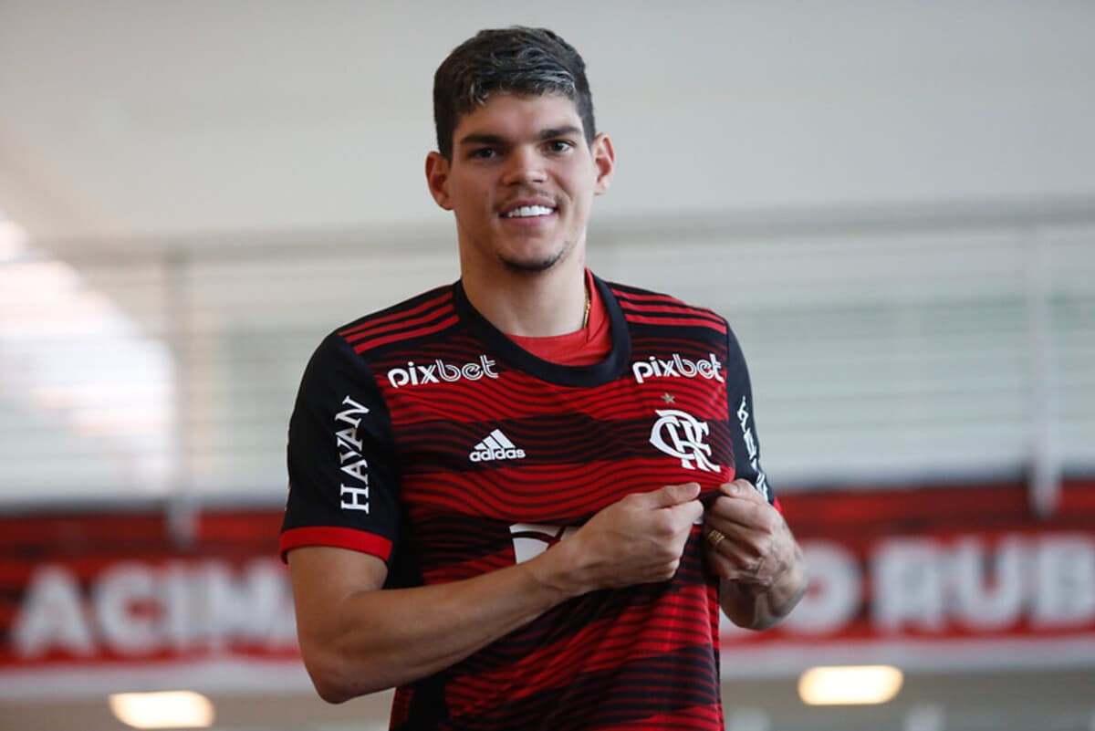 Ayrton Lucas, alvo do Grêmio, pelo Flamengo