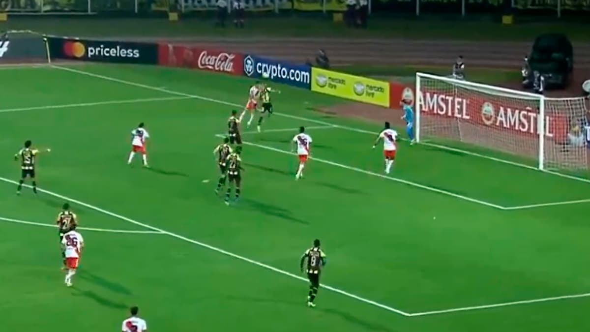 Borja, ex-Grêmio, perde gol pelo River Plate