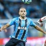 Braithwaite disputando a bola no jogo do Grêmio contra o Bragantino, na Arena, pelo Brasileirão 2025