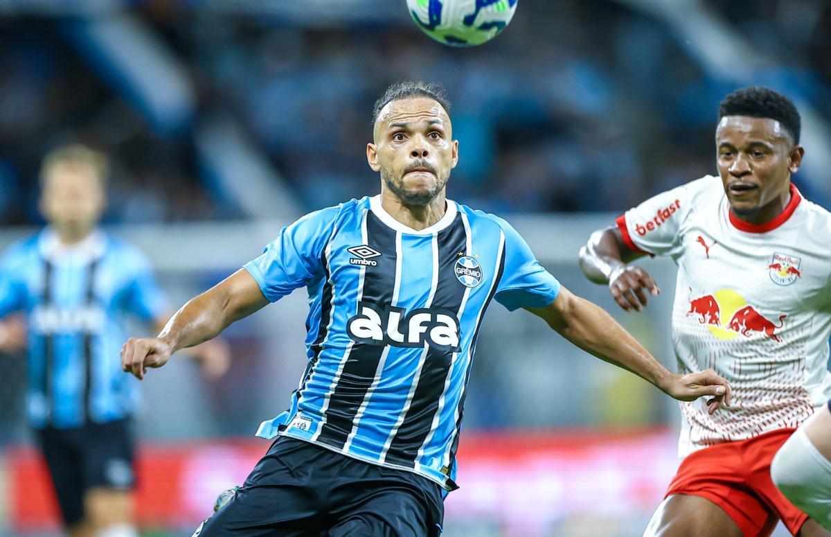 Braithwaite disputando a bola no jogo do Grêmio contra o Bragantino, na Arena, pelo Brasileirão 2025