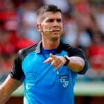 Árbitro Bruno Arleu de Araújo em jogo do Grêmio no Brasileirão