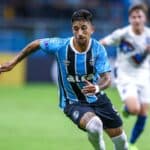 Cristian Olivera disputando a bola em jogo do Grêmio contra o Godoy Cruz na Arena pela Sul-Americana 2025