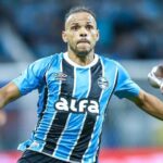 Braithwaite disputando a bola no jogo do Grêmio contra o Bragantino, na Arena, pelo Brasileirão 2025