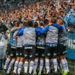 Jogadores do Grêmio comemoram gol