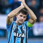 Kannemann aplaudindo torcida em jogo do Grêmio contra o Corinthians, pelo Brasileirão 2025, na Arena