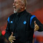 Mano Menezes orienta jogadores do Grêmio à beira do gramado