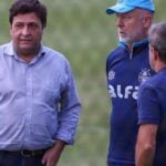 Técnico Mano Menezes conversa com o presidente Alberto Guerra em treinamento do Grêmio no CT Luiz Carvalho, em 02/05/2025
