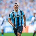 Diego Souza comemorando gol do Grêmio