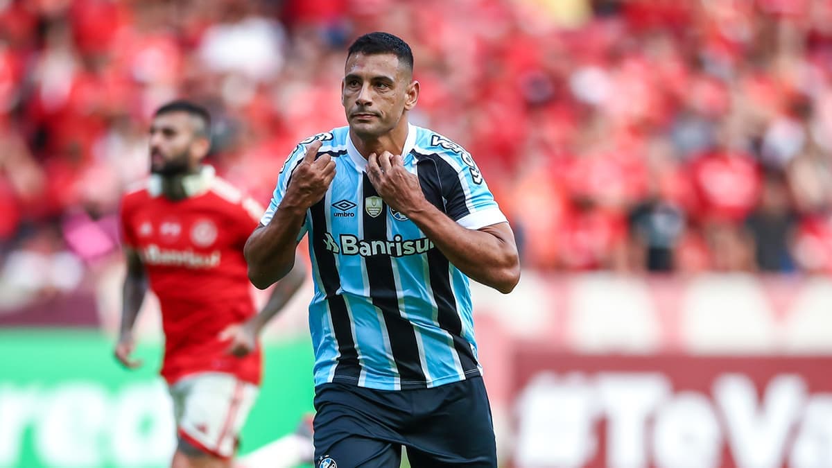 Artilheiro do Grêmio, Diego Souza é liberado para fazer cirurgia e