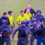 Arbitragem de Grêmio x CSA cercada por dirigentes do Grêmio