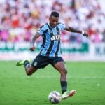 Edenilson pelo Grêmio no Gre-Nal