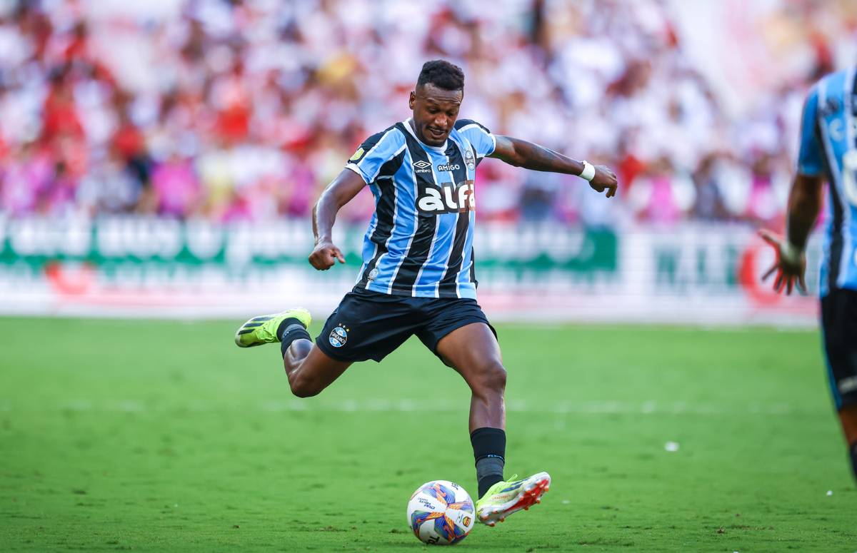 Edenilson pelo Grêmio no Gre-Nal