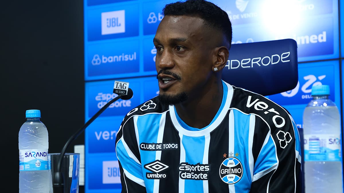 Edenílson apresentado no Grêmio