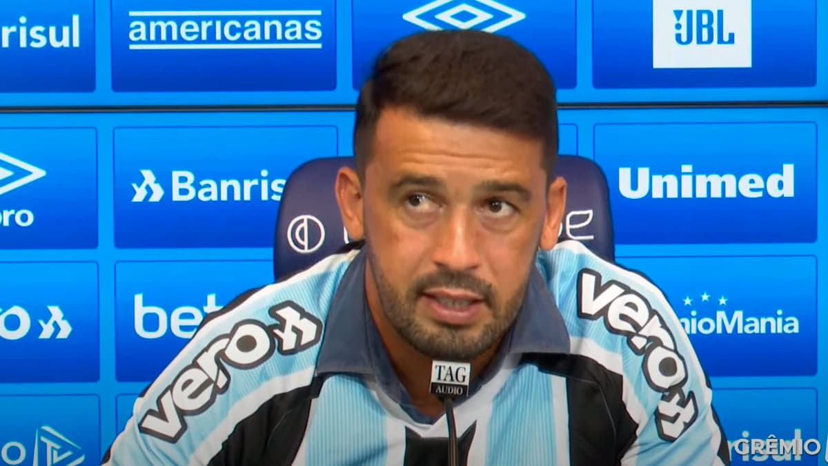 Lateral-direito Edilson em entrevista coletiva no Grêmio em 2022