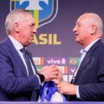 Felipão presenteia Carlo Ancelotti em apresentação na Seleção Brasileira
