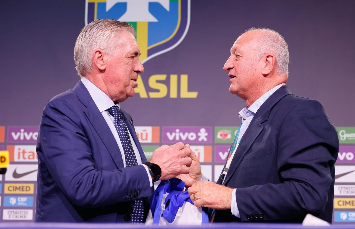 Felipão presenteia Carlo Ancelotti em apresentação na Seleção Brasileira