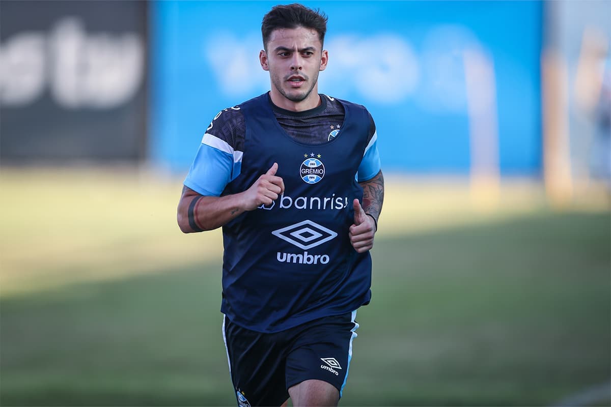 Carballo em treino do Grêmio