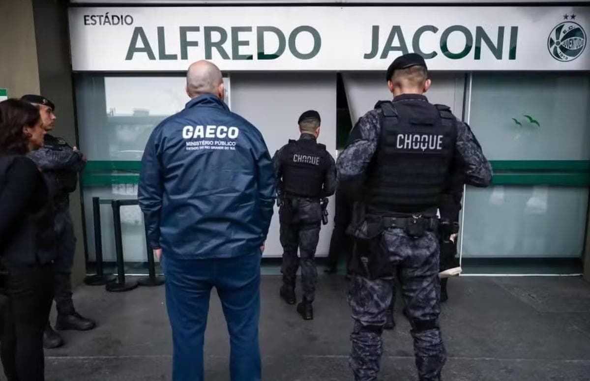 Polícia no estádio Alfredo Jaconi para cumprir mandado contra Ênio