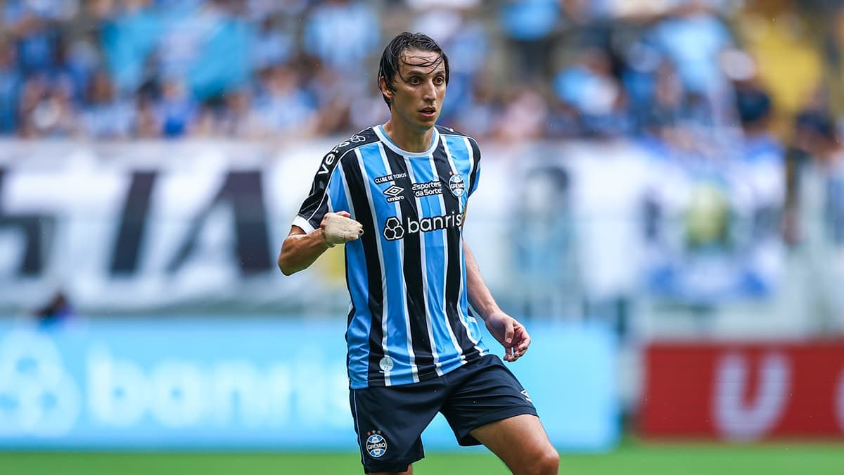 Geromel em campo pelo Grêmio