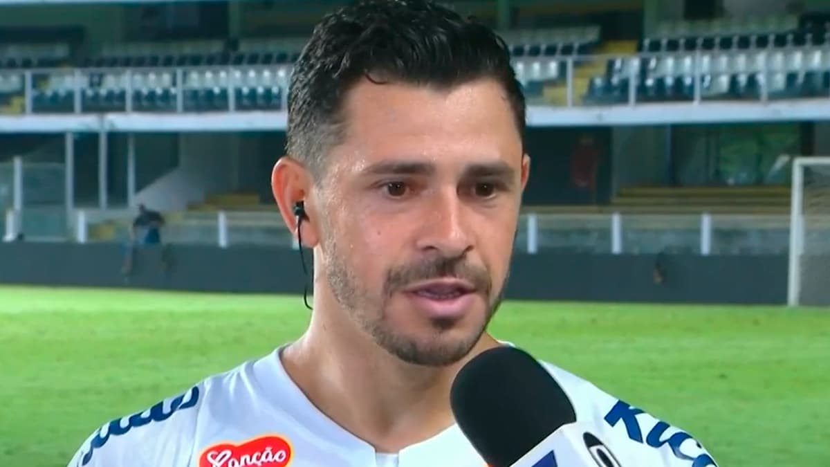 Giuliano, ex-jogador do Grêmio, pelo Santos